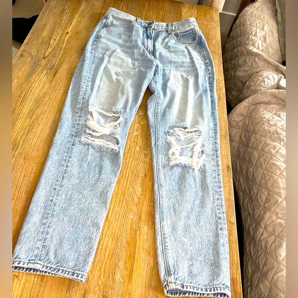 Distressed High Rise 90s Mom Jean Abercrombie & Fitch